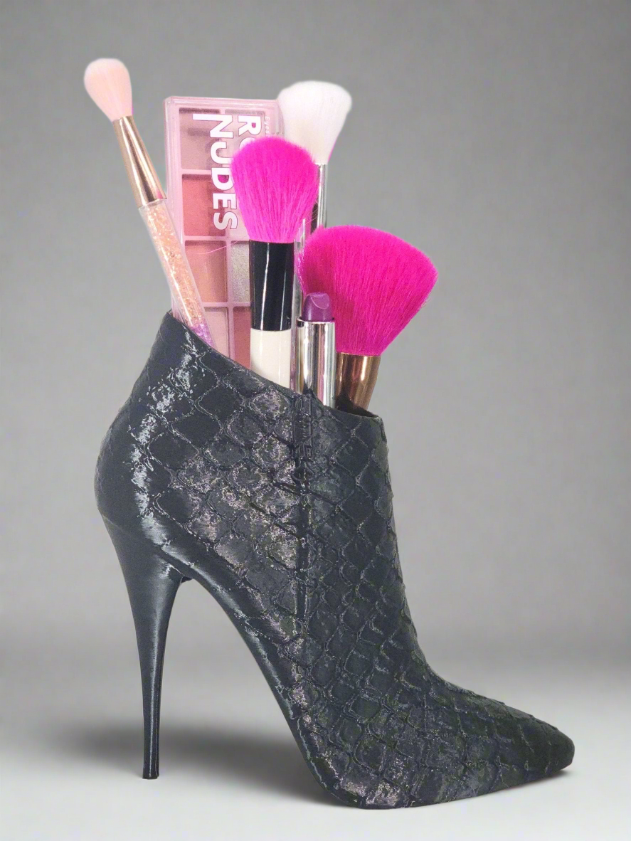 Glam High Heel Brush Holder – Stylish Makeup Organizer